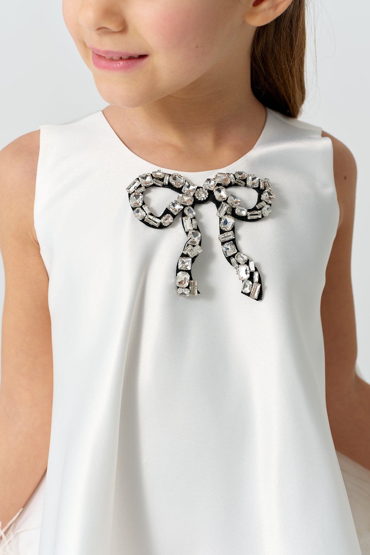 Beyaz Tüy ve Taş İşleme Detaylı Jile Elbise