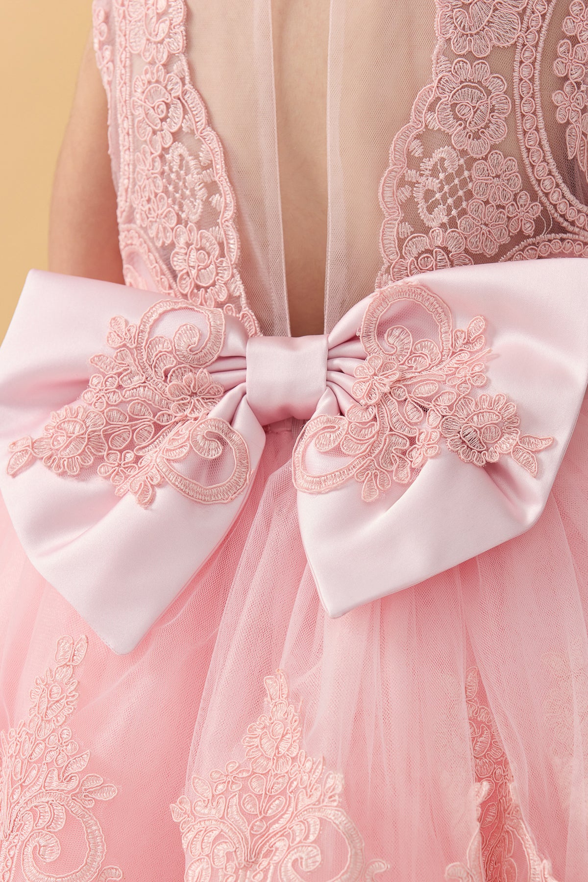 Güpür Dantelli Kuyruklu Elbise